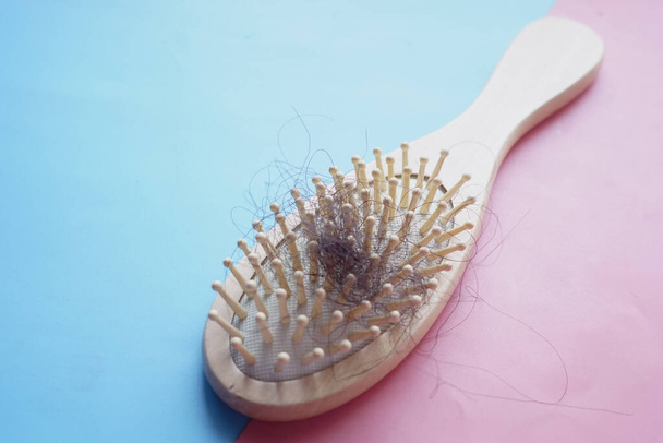 расческа с потерянными волосами на столе  - Фото, изображение