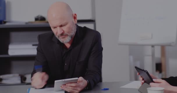 Geschäftsmann mit Tablet-PC arbeitet im Büro - Filmmaterial, Video