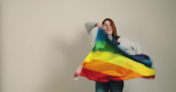 Chica celebra con arco iris bandera de la paz - Metraje, vídeo