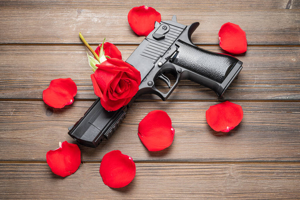 пістолет і троянда. концепція миру
. - Фото, зображення