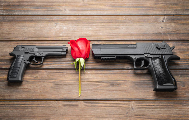 pistolet et rose. concept de paix. - Photo, image