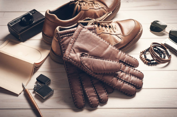 Pair of men's brown leather gloves and other men's accessories. - Foto, Imagem