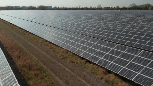 Вперед летят над рядами солнечных батарей для захвата энергии от солнца. Концепция сокращения выбросов зеленой энергии, экологии и углерода - Кадры, видео