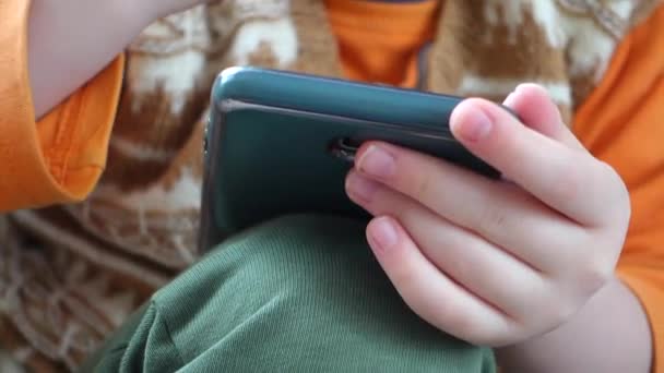 Az okostelefon kezelése rendkívül káros szokás a gyermekek számára.. - Felvétel, videó