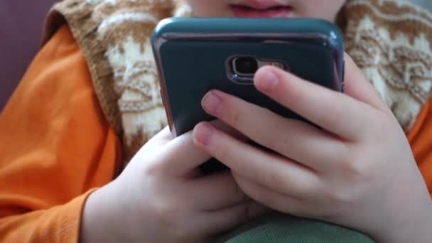 Az okostelefon kezelése rendkívül káros szokás a gyermekek számára.. - Felvétel, videó