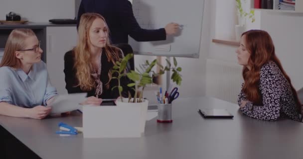 Mujer de negocios discutiendo con colegas en el cargo
 - Imágenes, Vídeo
