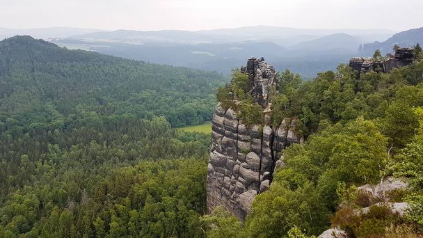Vista brumosa desde el mirador de rocas de Schrammsteine cerca de Bad Schandau, Sajonia, Alemania - Foto, imagen