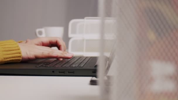 Κοντινό πλάνο μιας Ασιάτισσας που δακτυλογραφεί σε ένα πληκτρολόγιο λάπτοπ στο γραφείο του σπιτιού. Γυναίκα που εργάζεται σε φορητό υπολογιστή στο σπίτι. - Πλάνα, βίντεο