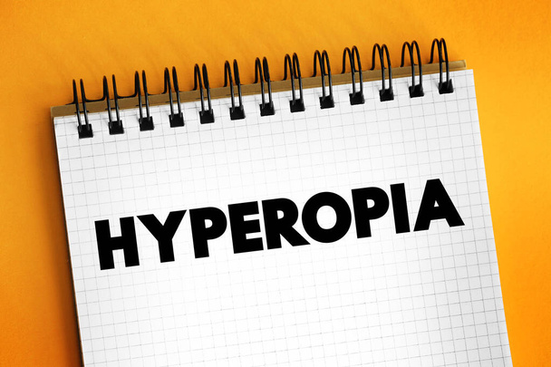 Hyperopie - wenn man Dinge sieht, die weit entfernt sind, besser als Dinge, die aus der Nähe betrachtet werden, Text auf Notizblock - Foto, Bild