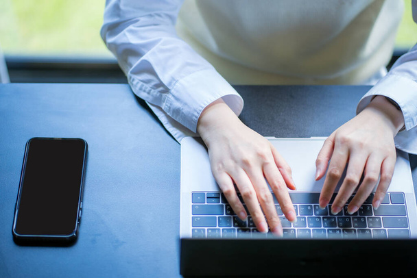 крупним планом жінка рука використовує ноутбук для онлайн-зустрічі з клієнтом з її дому
 - Фото, зображення