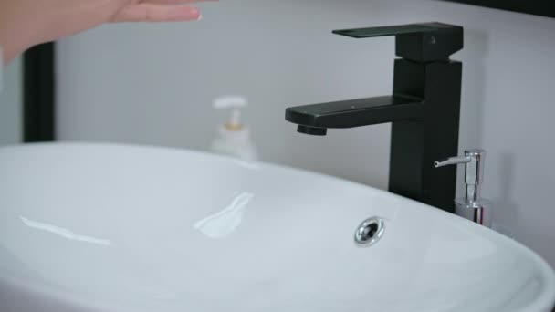 女性は柔らかい石鹸で手を洗う - 映像、動画