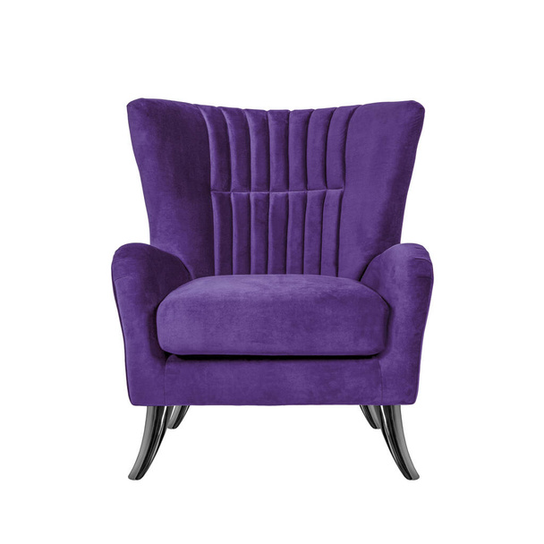 Классическое кресло в стиле арт-деко в фиолетовом бархате с черными никелевыми металлическими ножками, изолированными на белом фоне с вырезанной дорожкой. Вид спереди, серия мебели - Фото, изображение