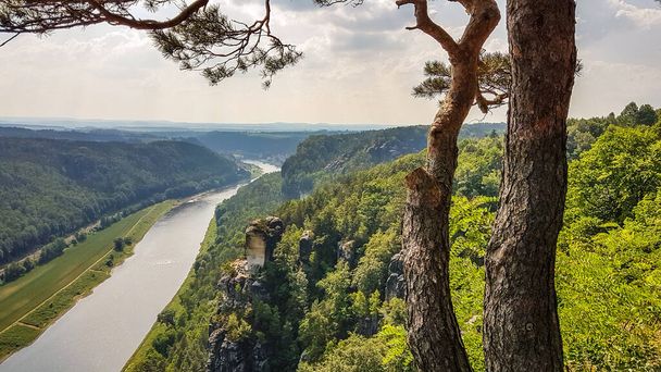 エルベ川とドイツのザクセン州ウェレン市の基礎ビュー - 写真・画像
