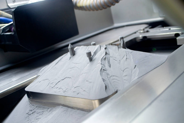 Поверхня з друкованими об'єктами на металевому 3D принтері, покрита металевим порошком
 - Фото, зображення