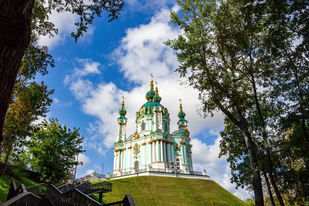 Vue pittoresque de l'église St. Andrew's à Kiev, Ukraine. Style rococo. Conçu en 1747 par l'architecte italien Bartolomeo Rastrelli. L'un des principaux symboles de la capitale ukrainienne
 - Photo, image