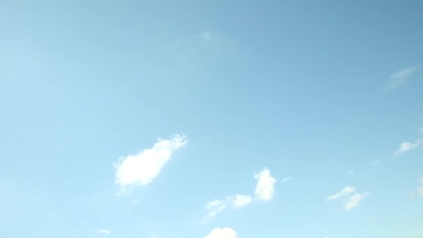 white clouds fly across a bright blue sky. Clear sky at sunny summer day. Spring cloudscape background. sun shining on summer hozizon in vibrant sunlight. Copy space - Footage, Video