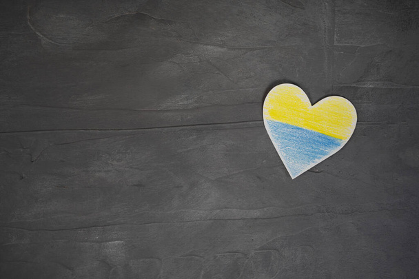 Modello di cuore, bandiera giallo-blu dell'Ucraina. prevenzione delle ostilità in Ucraina. Concetto di pace. Nessuna guerra, fermare la guerra, aggressione russa. - Foto, immagini