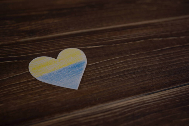 Patrón del corazón, bandera azul-amarilla de Ucrania. revención de las hostilidades en Ucrania. Concepto de paz. No hay guerra, detener la guerra, agresión rusa. - Foto, Imagen