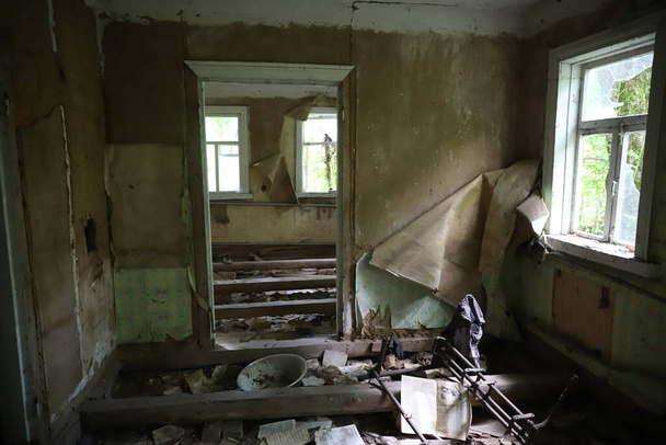 Εγκαταλελειμμένο κτίριο στη ζώνη αποκλεισμού του Τσερνομπίλ, Ουκρανία - Φωτογραφία, εικόνα
