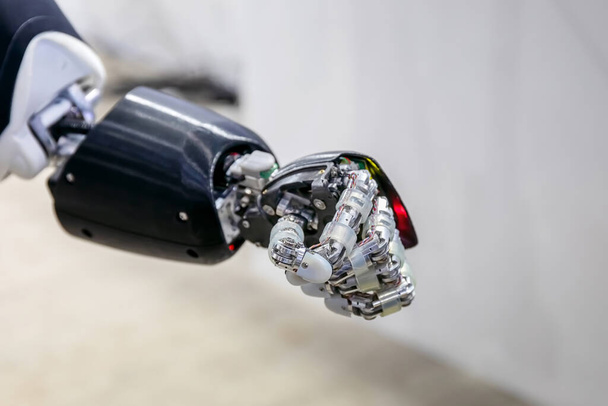 Rzym, Włochy - 10 października 2021: Szczegóły ramienia robota wiernie odtwarzającego złożone ruchy stawu ludzkiego. Zaawansowana technologia. - Zdjęcie, obraz