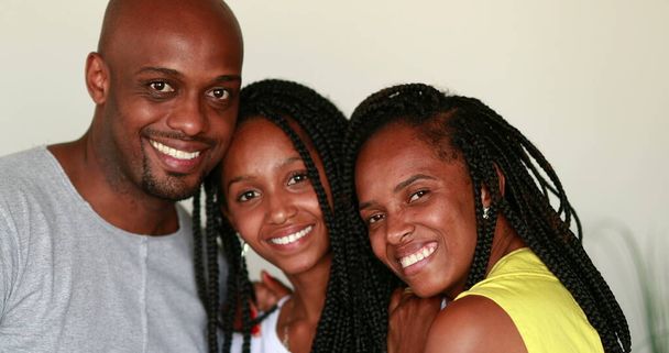 Afrykańska matka i ojciec pozowali razem z nastoletnią córką. Mieszane rasy czarne pochodzenie etniczne - Zdjęcie, obraz