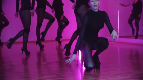 Una bailarina camina hacia adelante y se acuesta en el suelo con movimientos de baile - Imágenes, Vídeo