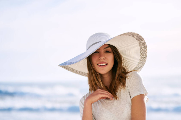 Běžte ven a užijte si čerstvý vzduch. Oříznutý záběr krásné mladé ženy pózující na pláži. - Fotografie, Obrázek