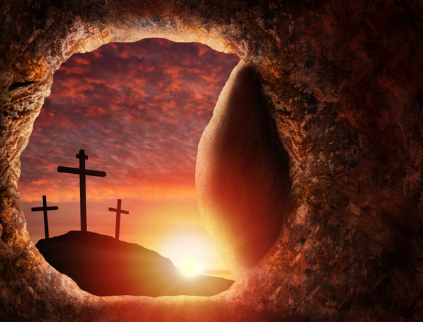 Venerdì Santo Concetto pasquale di resurrezione di Gesù dalla tomba vuota in una grotta funeraria con roccia rotolata aperta mostrando croci crocifissione all'alba. - Foto, immagini