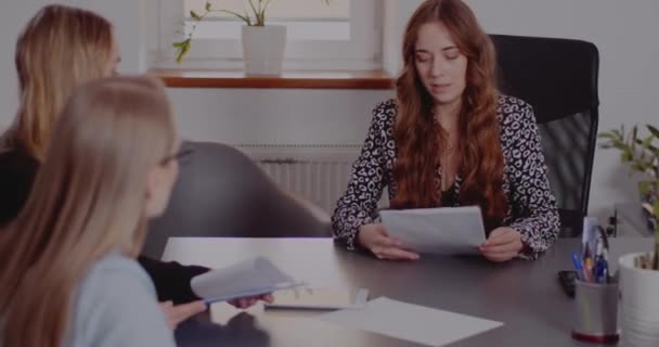 Femme d'affaires expliquant ses collègues sur le document - Séquence, vidéo