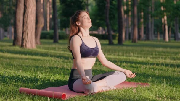 mujer entrena respiración profunda para sentirse menos ansiosa - Metraje, vídeo