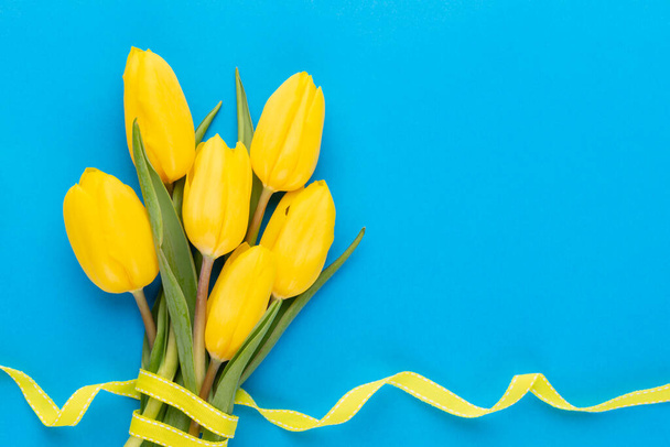 Yellow tulips on the blue background. - Foto, Imagem
