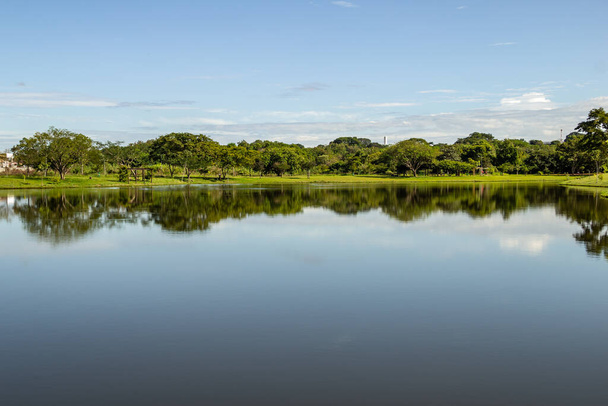 Paisaje de un parque muy arbolado y un lago, en la ciudad de Goinia. Parque Leolidio di Ramos Caiado. - Foto, imagen