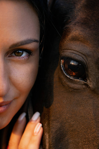 Dívka s dlouhými černými vlasy na venkově. Ipadrom s koňmi. Venkovské krajiny, divoký západ. - Fotografie, Obrázek