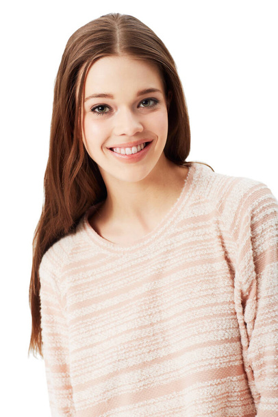 Νεανική ομορφιά. Studio πορτρέτο μιας ελκυστικής νεαρής γυναίκας που φοράει μια απαλή ροζ φανέλα. - Φωτογραφία, εικόνα