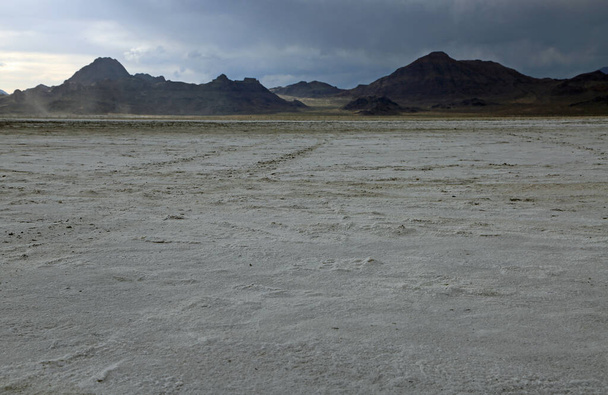 山と塩の砂漠- Bonneville塩のフラット-グレート塩の砂漠,ユタ州 - 写真・画像
