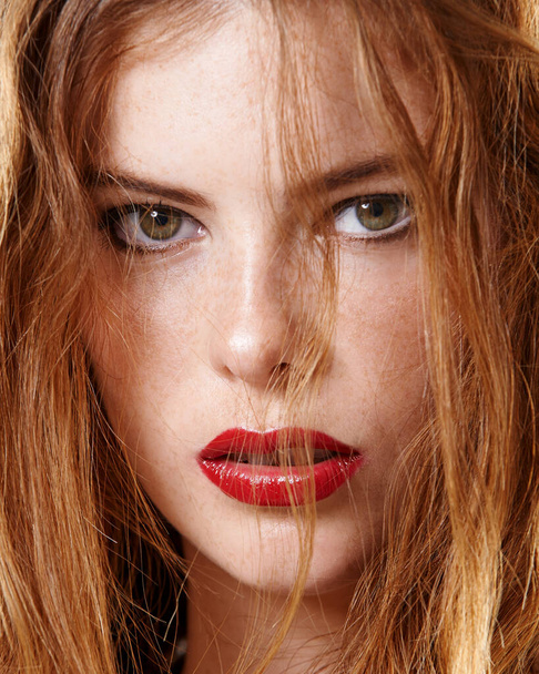 Sexy v červeném. Closeup studio portrét krásné mladé ženy na sobě červené rtěnky. - Fotografie, Obrázek
