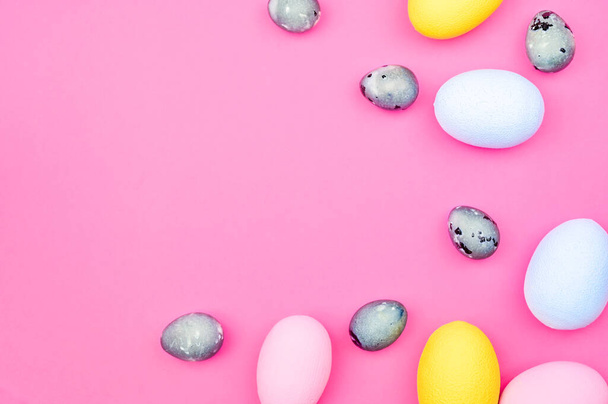 Πολύχρωμο κοτόπουλο και αυγά ορτυκιού. Πάσχα φόντο με αυγά σε ροζ φόντο με αντίγραφο χώρο. - Φωτογραφία, εικόνα