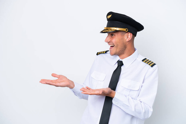 Αεροπλάνο Caucasian πιλότος απομονώνονται σε λευκό φόντο με έκπληξη έκφραση προσώπου - Φωτογραφία, εικόνα
