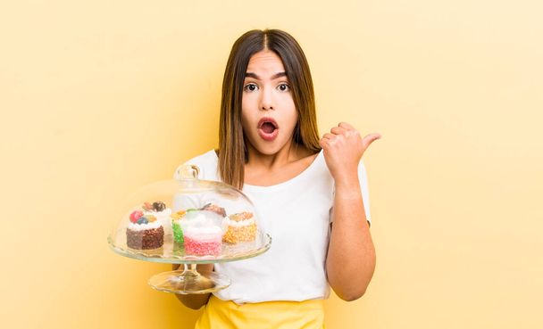 pretty hispanic girl looking astonished in disbelief. home made cakes concept - Foto, imagen