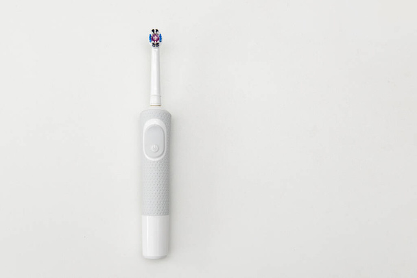 электрическая зубная щетка на белом фоне
 - Фото, изображение