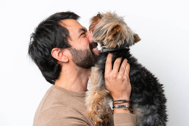 Muž drží psa izolované na bílém pozadí - Fotografie, Obrázek