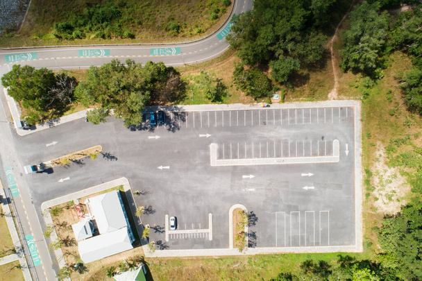 Vista aérea de cima para baixo do parque de estacionamento com linha branca de sinal de trânsito na rua. Vista acima do carro em uma fileira no espaço de estacionamento Área de estacionamento exterior - Foto, Imagem