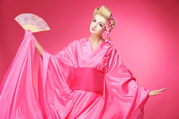Kaunis geisha tanssii tuulettimen kanssa
 - Valokuva, kuva