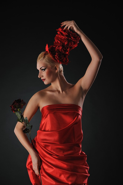 Красива дама з червоною трояндою
 - Фото, зображення