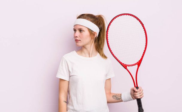 punapää kaunis tyttö profiilinäkymässä ajattelu, kuvitella tai haaveilee. tennis käsite - Valokuva, kuva
