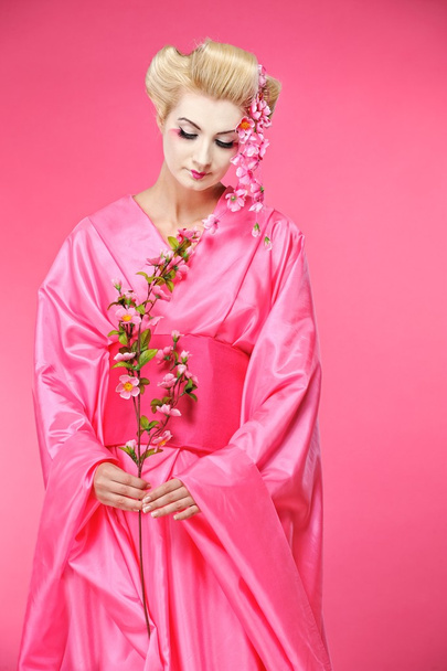 Hermosa geisha con una sacura
 - Foto, imagen