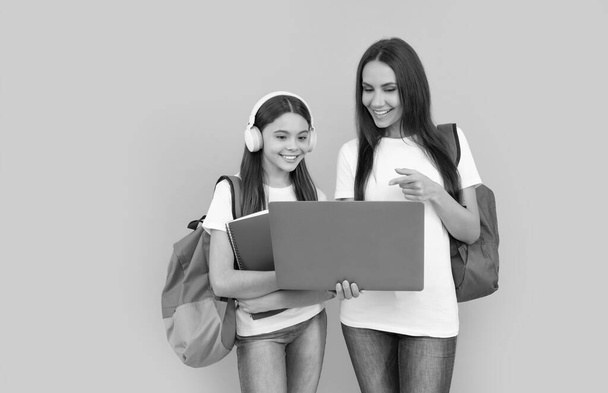éducation en ligne. élève et élève. maman et adolescent fille étude en ligne. professeur privé et enfant - Photo, image