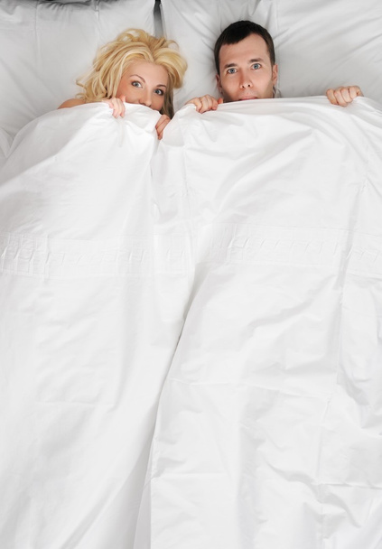 drôle jeune couple dans un lit
 - Photo, image