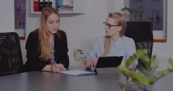 Kadın meslektaşlar ofiste iş planlarını tartışıyor - Video, Çekim