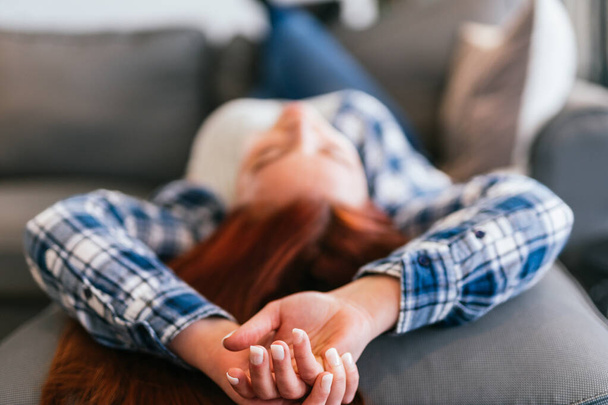 Rilassato giovane donna sdraiata sul divano - Foto, immagini
